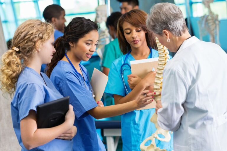 Pros and Cons of Going to Medical School